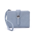 Détail du portefeuille en cuir bleu clair avec coutures en V et dragonne amovible - Bleu Ciel