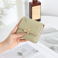 Kurze minimalistische hellgrüne PU-Ledergeldbörse für Damen mit goldener Blattschnalle - Grün