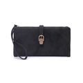 Detalle de cartera larga negra mate con hebilla de metal dorado y correa de muñeca - Negro