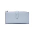 Detailansicht der hellblauen Lederbrieftasche mit Litschi-Muster, Reißverschluss und Gurt - Blau