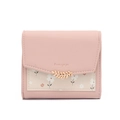 Détail du portefeuille en similicuir rose avec boucle feuille dorée et imprimé fleuri - Rose
