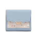 Détail du portefeuille en cuir PU bleu clair avec boucle feuille dorée et motifs floraux - Bleu