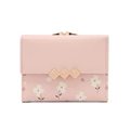 Dettaglio del portafoglio rosa in pelle PU floreale con chiusura vintage e accenti dorati - Rosa