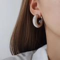Pendientes de aro gruesos en plata pulida con acabado de espejo y estilo minimalista - Color Acero