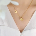Elegante collar dorado con doble mariposa, acabados mate y pulido para un estilo refinado - Doble Mariposa