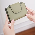 Primer plano de una cartera corta verde menta de cuero granulado con ranuras de tarjeta - Verde