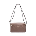 Détail du sac bandoulière matelassé marron foncé avec coutures ondulées et logo métal - Marron