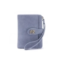 Detalle de mini cartera azul claro con correa de muñeca, logo PZ y textura de cuero - Azul Celeste