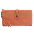 Detalle de cartera larga naranja en cuero mate con correa de muñeca y logo metálico - Naranja
