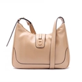 Detalle de bolso de hombro beige con hebilla en D dorada y logo de la marca - Rosa Anaranjado