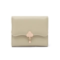 Detalle de la cartera verde salvia con hebilla de nube y colgante de flor - Verde