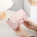 Portefeuille long pour femme rose pâle avec boucle dorée dans un cadre de style épuré - Rose