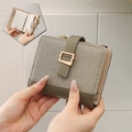 Dettaglio del portafoglio verde oliva intrecciato con chiusura in metallo e organizer interno - Verde