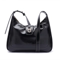 Detalle de bolso de hombro en piel negra brillante con correa ajustable y hebilla metálica - Negro