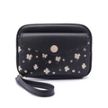 Détail du portefeuille floral en cuir avec double zip et logo sur la poche avant - Noir