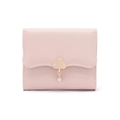 Detalle de billetera rosa claro con solapa ondulada y hebilla con colgante de nube dorada - Rosa