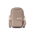 Détail de la pochette téléphone en cuir taupe avec boucle dorée et bandoulière - Camel
