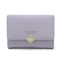 Détail du portefeuille en cuir PU lavande avec plaque losange dorée et cœur argenté - Violet