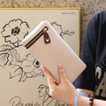 Portafoglio bianco in pelle grana con cerniera e ciondolo a farfalla dorato elegante - Bianco Sporco