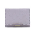 Detalle de la cartera de cuero PU lila con textura de panal y hebilla metálica dorada - Morado
