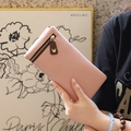 Dettaglio del portafoglio in pelle rosa con logo a farfalla dorata e zip decorativa - Rosa