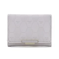 Primer plano de la cartera de cuero PU lila con textura hexagonal y hebilla dorada - Gris