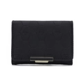 Vista detallada de la cartera negra de cuero PU con textura hexagonal y cierre dorado - Negro