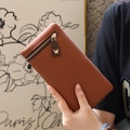 Portafoglio lungo in pelle marrone con cerniera a farfalla dorata per lo smartphone - Marrone Scuro
