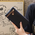 Dettaglio portafoglio lungo in pelle nera martellata con tirazip a farfalla dorata elegante - Nero