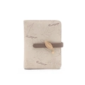 Dettaglio del portafoglio beige con motivo a foglie e un raffinato ciondolo a foglia d'oro - Beige