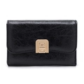 Detalle de una cartera de piel brillante negra con un cierre rectangular dorado - Negro
