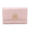 Primer plano de billetera de cuero rosa con cierre rectangular dorado y logo grabado - Rosa