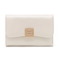 Primer plano de cartera corta crema con cierre de metal dorado y textura de cuero encerado - Beige