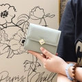 Dettaglio del portafoglio verde menta in pelle PU con chiusura a cuore in metallo oro - Verde