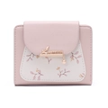 Detail von rosa-beige Ledergeldbörse mit Blumendruck und goldenem Blattanhänger - Rosa