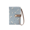 Dettaglio dell'organizer da viaggio in similpelle blu-grigio con stampa floreale e fibbia - Stile Floreale / Blu