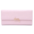 Nahaufnahme der hellrosa langen Brieftasche mit goldenem Logo und Blattanhänger - Rosa