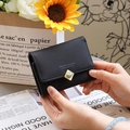 Détail du mini portefeuille en similicuir noir avec fermoir cœur en métal et rabat - Noir