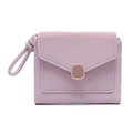 Detalle de cartera sobre lila con hebilla dorada y correa de muñeca a juego para mujer - Rosa