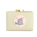 Détail d'un portefeuille pliable vert menthe avec patch chat mignon et fermoir coeur doré - Vert
