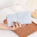 Hellblaue Vintage-Geldbörse mit vielen Kartenfächern auf einem Holztablett - Denim Blau