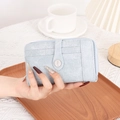 Portafoglio pieghevole in ecopelle azzurra con scomparti per carte e bottone in metallo - Blu Denim