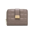 Detalle de cartera corta de cuero gris topo acolchado con cremallera y lazo metálico - Camel