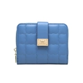 Detalle de cartera acolchada azul claro con hebilla de lazo dorado y textura de cuero - Azul Celeste