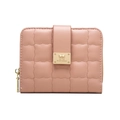 Dettaglio del portafoglio in pelle trapuntata rosa loto con fibbia dorata e zip sicura - Rosa