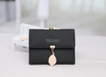 Détail du portefeuille noir en cuir PU avec fermoir doré et pendentif feuille rose - Noir