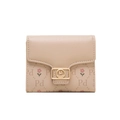 Macro-opname van beige PU-leren portemonnee met metalen gesp en bloemenpatroon - Abrikoos