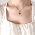 Collana con ciondolo a foglia di ginkgo in argento e zircone verde con pietre lucide - Collana a Forma di Ventaglio con Foglia di Ginkgo / Argento