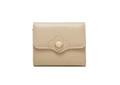Detalle de cartera beige con hebilla de flor dorada y cadena metálica fina elegante - Albaricoque