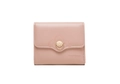 Detalle de cartera rosa claro con bordado de flores y hebilla de metal elegante - Rosa